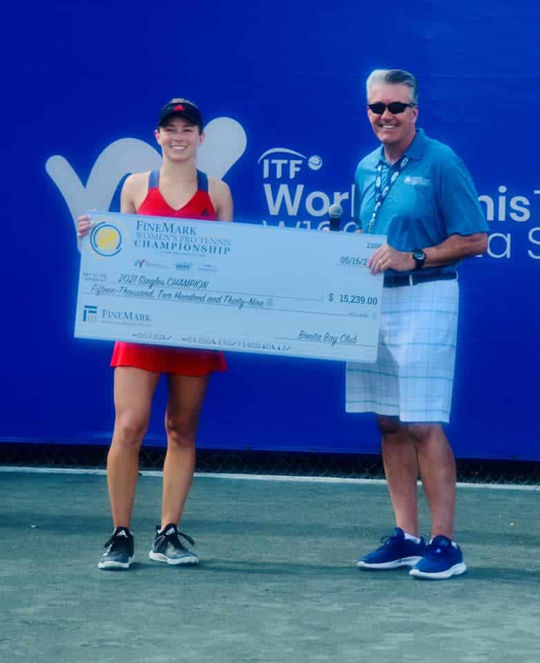 Harlan Parrish presenting check to single tennis winners